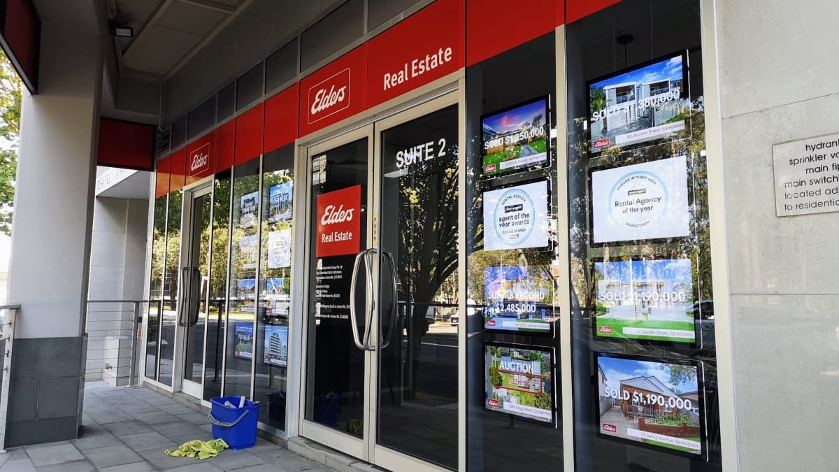 Shop front window cleaning — retail store Sydney